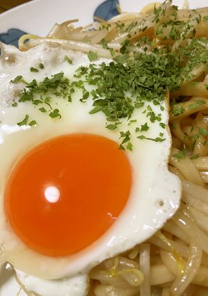 簡単　焼うどん目玉焼きのせ-レシピのメイン写真