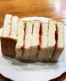 簡単！いちごミルクサンドイッチ