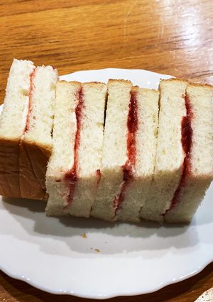 簡単！いちごミルクサンドイッチ-レシピのメイン写真