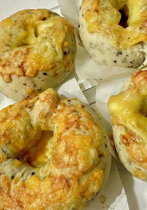 簡単パンのようなごまチーズベーグル-レシピのメイン写真