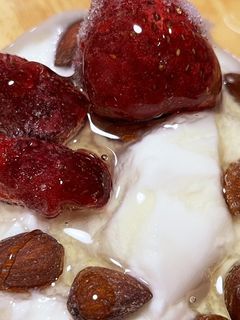 ハチミツいちごナッツヨーグルト-レシピのメイン写真