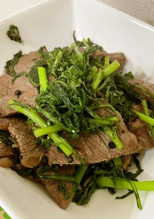 春菊と牛肉の塩黒胡椒炒め-レシピのメイン写真