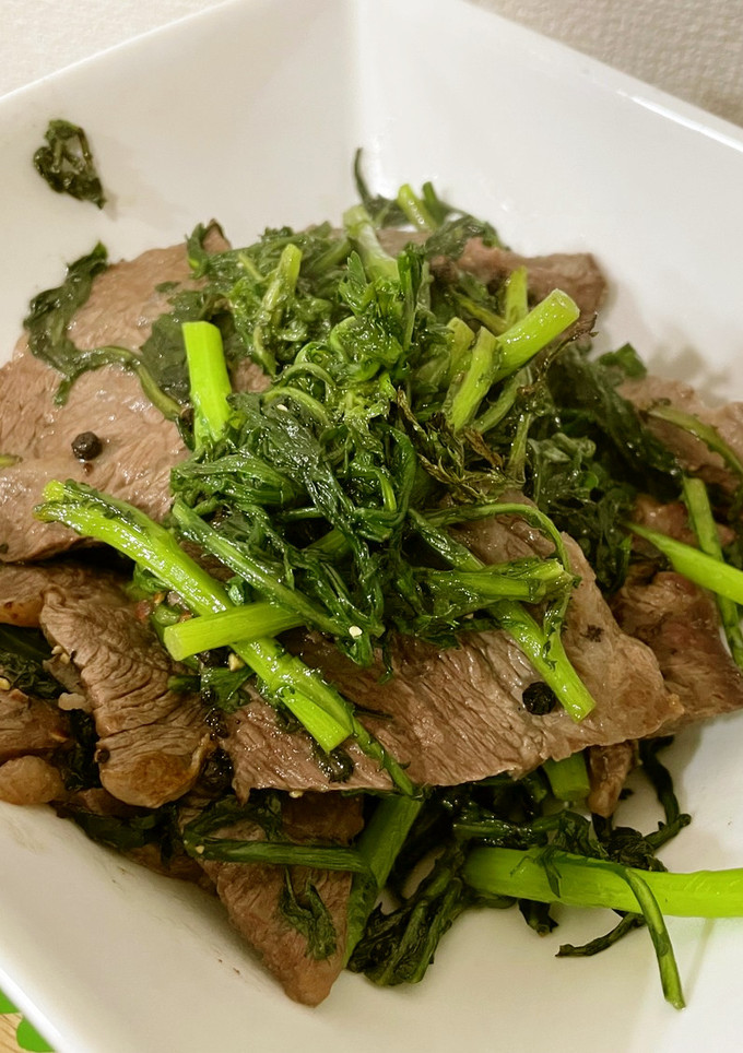 春菊と牛肉の塩黒胡椒炒め-レシピのメイン写真