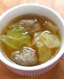 とろろ昆布入り肉団子とキャベツのスープ