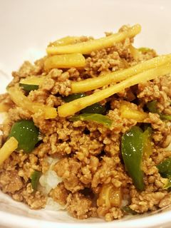 牛豚ひき肉でチンジャオロースー丼-レシピのメイン写真