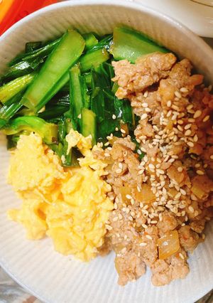 ビビンバ風ピリ辛三色丼-レシピのメイン写真