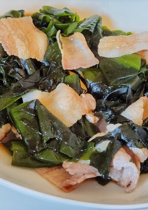 生わかめと豚バラ肉の炒め物-レシピのメイン写真