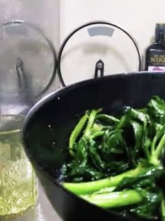 余ったセロリ菜を燻製コショウで青菜炒めに-レシピのメイン写真
