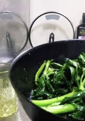 余ったセロリ菜を燻製コショウで青菜炒めに-レシピのメイン写真