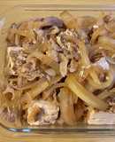 煮込むだけで簡単！すき焼き風の肉豆腐