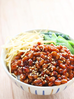 ご飯が進む♡ヤンニョム納豆丼-レシピのメイン写真