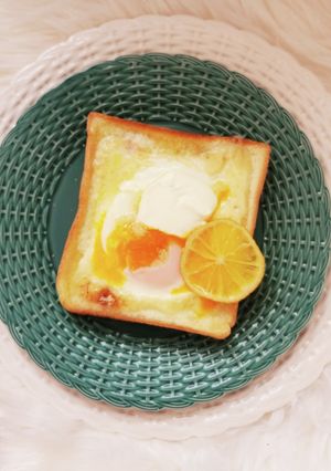 目玉焼きはパンに乗せて焼きます-レシピのメイン写真