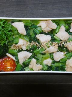 電子レンジで簡単★鶏胸肉と小松菜の丼弁当-レシピのメイン写真