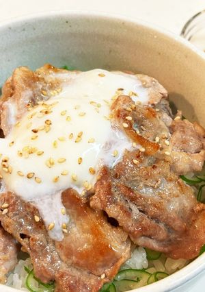 ☆簡単 豚バラわさび醤油かけ丼（温玉付）-レシピのメイン写真
