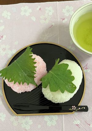 春の行楽のおともに　桜餅柏餅風おにぎり-レシピのメイン写真