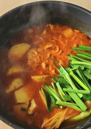 新じゃがチゲ鍋☆濃厚豚バラ☆にら☆夕食-レシピのメイン写真