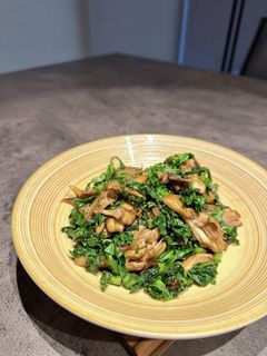 つゆだけで味付け!舞茸とケールの和風炒め-レシピのメイン写真