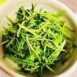 豆苗の塩ニンニク炒め
