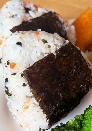 丸美屋の混ぜ込みふりかけのおにぎり（鮭）-レシピのメイン写真