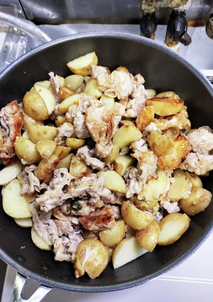 新じゃがと豚こまの玉ねぎ麹炒め-レシピのメイン写真