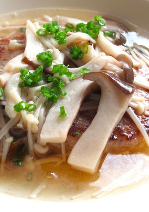 豚粗びき肉で塩麹ハンバーグ きのこソース-レシピのメイン写真