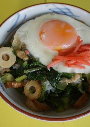 小松菜と豚肉の目玉焼きトッピング丼-レシピのメイン写真