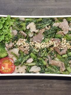 レンジで簡単★春菊と豚肉の甘味噌の丼弁当-レシピのメイン写真