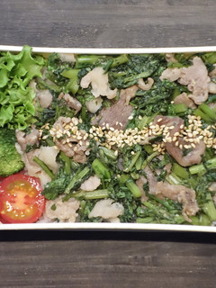 レンジで簡単★春菊と豚肉の甘味噌の丼弁当-レシピのメイン写真