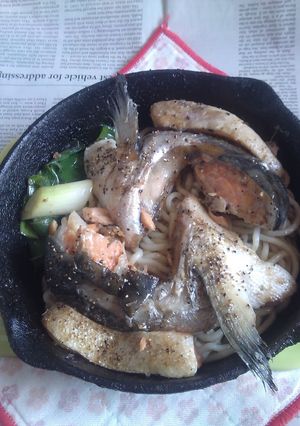 銀鮭のアラの焼き鮭載せ焼きうどん-レシピのメイン写真