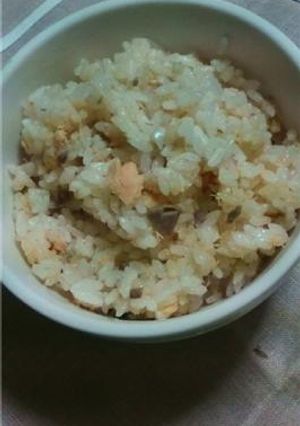 入れて炊くだけ！鮭の炊き込みご飯-レシピのメイン写真