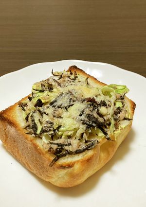 春キャベツのサラダのせトースト-レシピのメイン写真