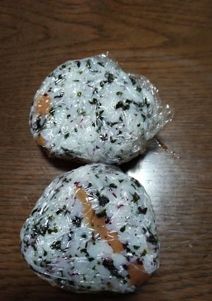 わかめゆかり梅おにぎり-レシピのメイン写真