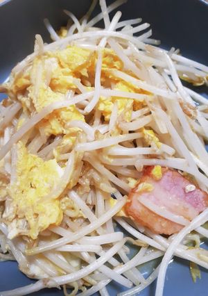 ベーコンと卵とモヤシの残り物炒め-レシピのメイン写真