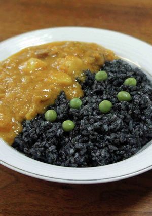 市販のカレーにいか墨の炊き込みご飯-レシピのメイン写真