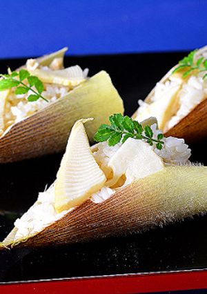 筍ご飯☆筍の皮を器に見立てたの♪-レシピのメイン写真
