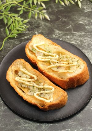 簡単！青いにんにく辣油トースト-レシピのメイン写真