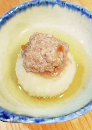 とろ～り甘い！新玉ねぎの肉団子のせ-レシピのメイン写真