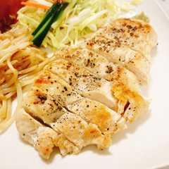 รูปของ シンプルが一番美味しい！鶏胸肉ステーキ