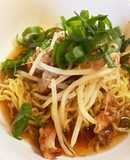 鶏から出たスープを使うラーメン