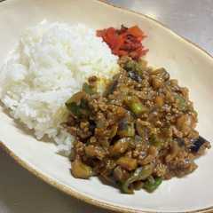 รูปของ ナスとピーマンのキーマカレー《市販ルー》