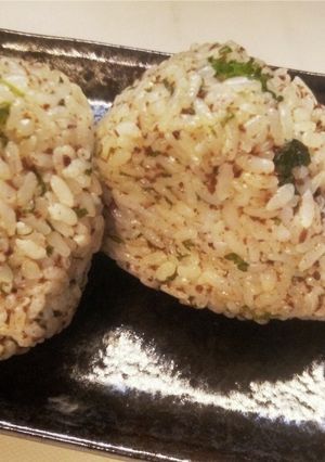 魚粉(食用)と大葉の美味しいおにぎり-レシピのメイン写真