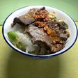食べるラー油がポイントの牛タン丼