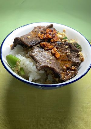 食べるラー油がポイントの牛タン丼-レシピのメイン写真