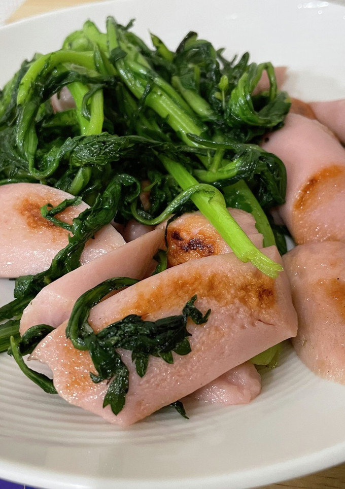 春菊と魚肉ソーセージの炒め物-レシピのメイン写真