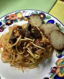 牛肉を赤ワインで煮込んだトマトパスタ