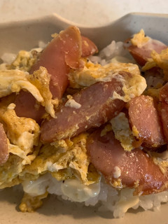 子どもが喜ぶ簡単ウインナーたまご丼-レシピのメイン写真