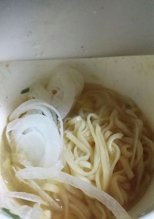 カップ麺とサラダ野菜-レシピのメイン写真