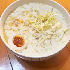 รูปของ スーツを着た自分と鶏白湯そう麺と前提万里