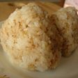 プチプチ香ばしい、ごまじょう油おにぎり
