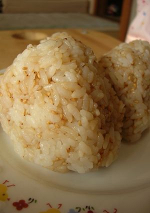 プチプチ香ばしい、ごまじょう油おにぎり-レシピのメイン写真